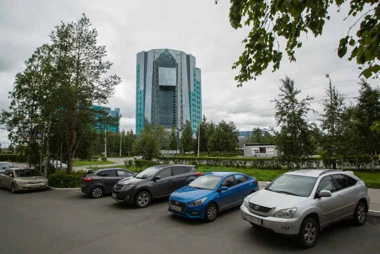 Город летом. Сургут, газпром переработка