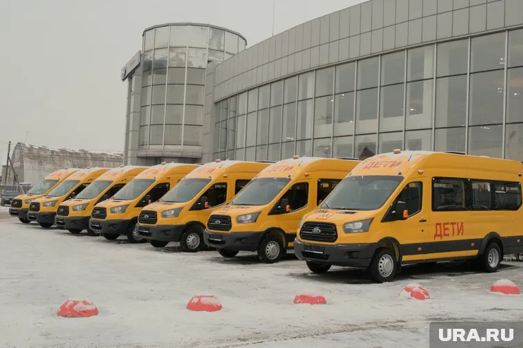 В микрорайоне Кургана простаивают два школьных автобуса