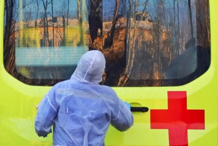 Работа фельдшеров скорой помощи в условиях коронавирусной инфекции на территории городской больницы №2. Курган