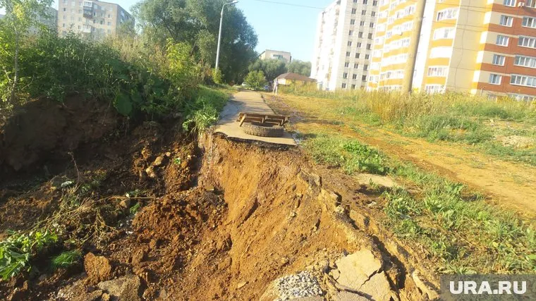Провал ничем не огорожен