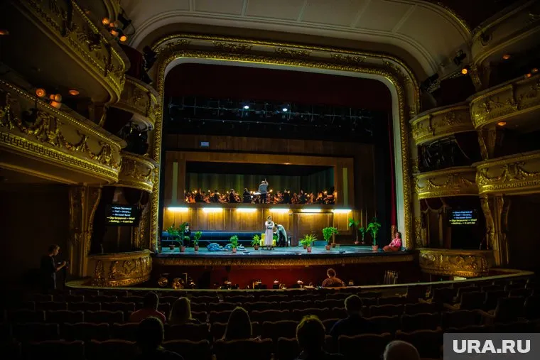 Владимир Кехман заявил, что артистка должна заплатить за выступление на легендарной сцене