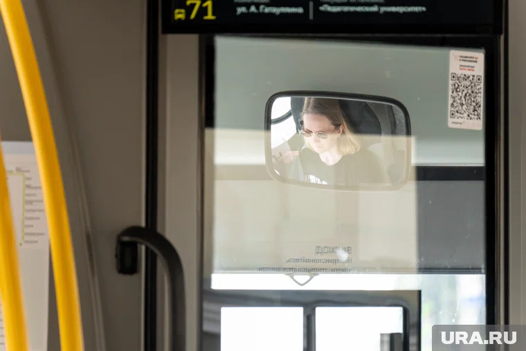 Водитель вышла из автобуса, не поставив его на тормоз