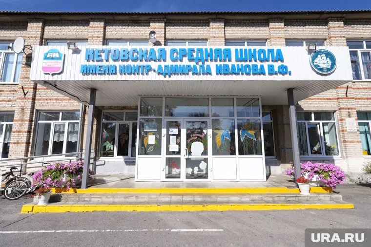 Со старого здания кетовской школы сняли плиты с именами героев