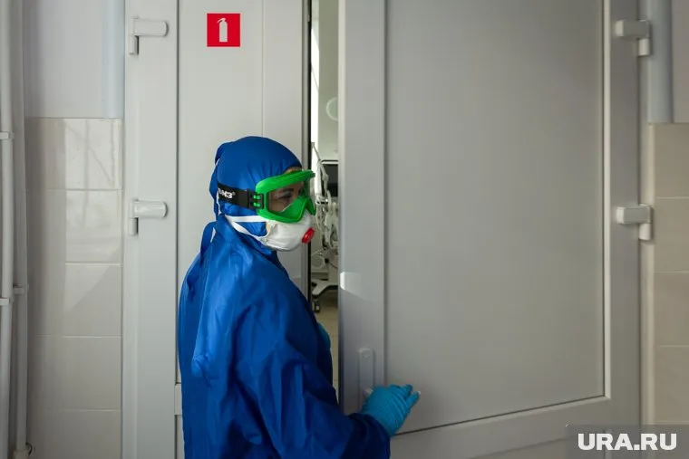 Нельзя однозначно говорить, что «Омикрон» реже вызывает тяжелую болезнь, считает Гинцбург