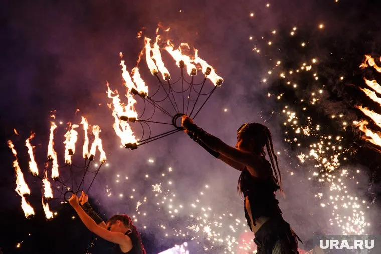 Фестиваль заканчивается с фаер-шоу под культовые треки