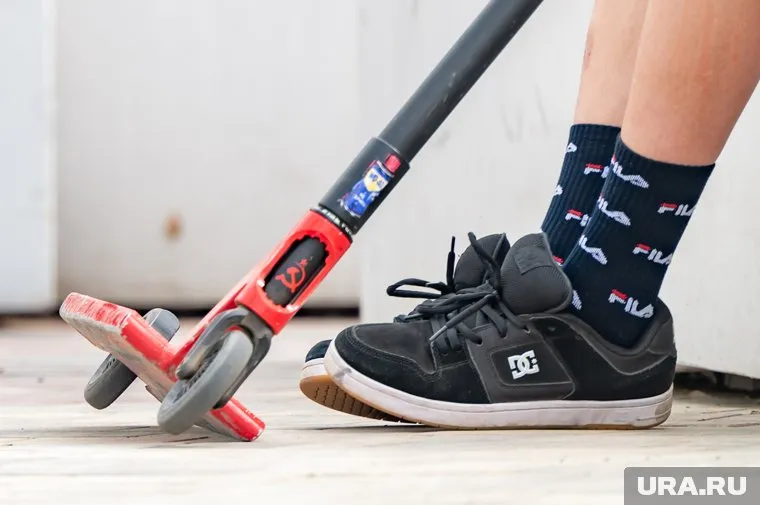 От ударов самокат с ребенком отбросило на несколько метров