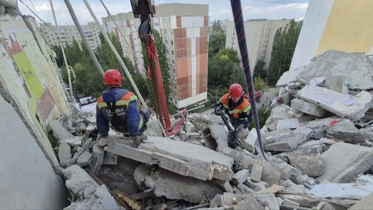 Спасатели продолжают разбор завалов, чтобы найти возможных пострадавших
