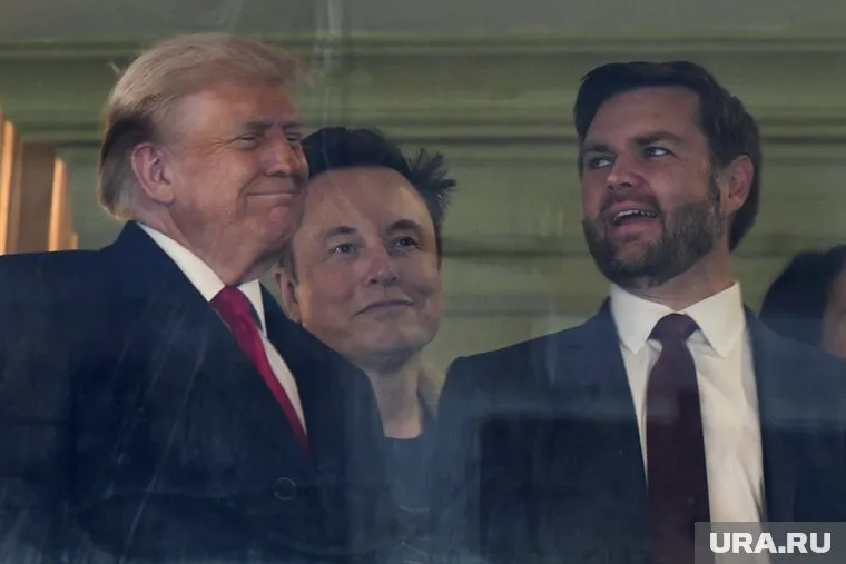 Одним из главных представителей команды Трампа является Илон Маск (на фото посередине)