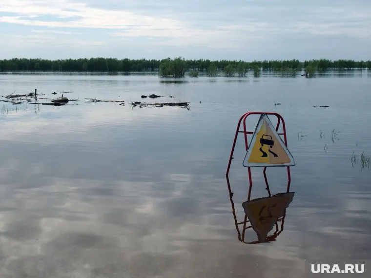 В Нижневартовске в районе Палиевских дач из-за паводка утонул грузовик (архивное фото) 