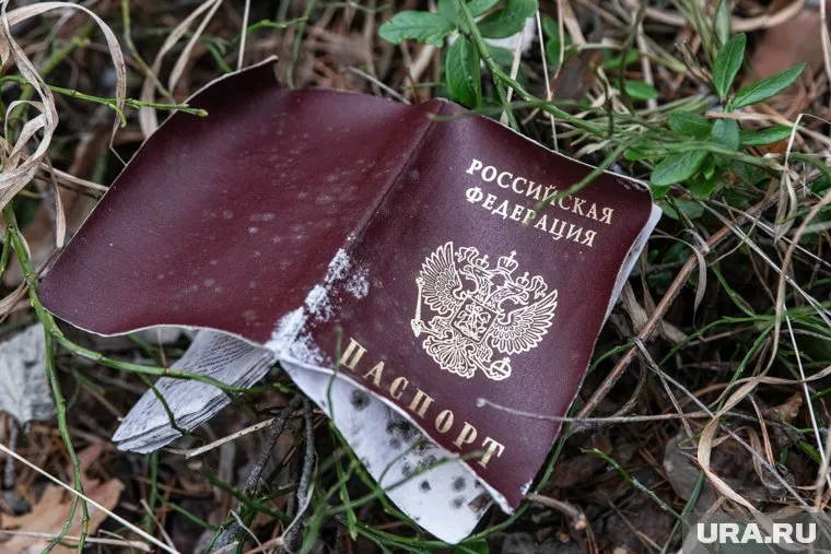 Видео, на котором тюменский подросток сжег паспорт, опубликовано в сети 22 июня