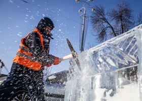 В Новом Уренгое начали вырезать из льда новогодний городок