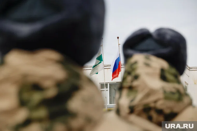 Молодых курганцев торжественно проводили в армию