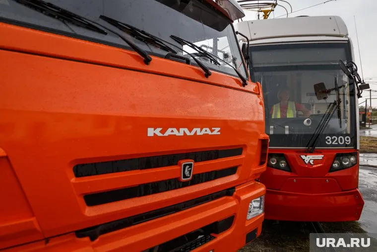 Под Тюменью «КамАЗ» снес в кювет легковушку, выехавшую на встречную полосу