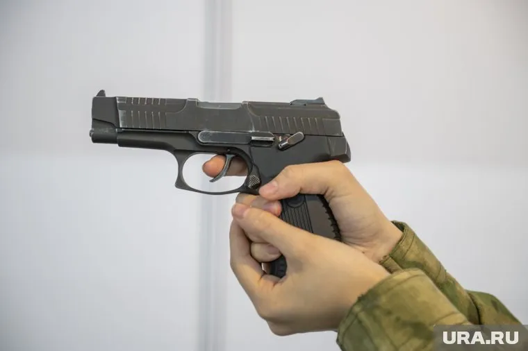 Мужчина заперся в подъезде дома с пистолетом (архивное фото)