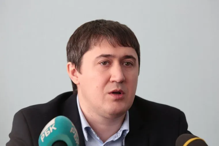 Глава Управления антимонопольного и тарифного регулирования топливно-энергетического комплекса ФАС Дмитрий Махонин во время пресс-конференции. Пермь