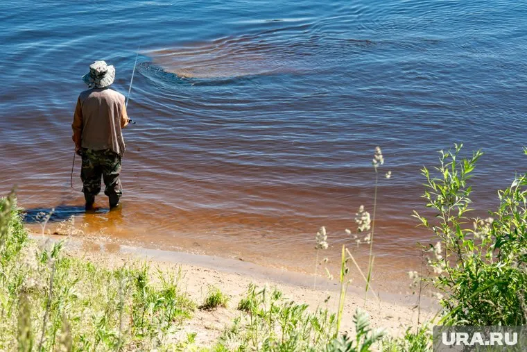 Курганцы наловили рыбы на местном озере