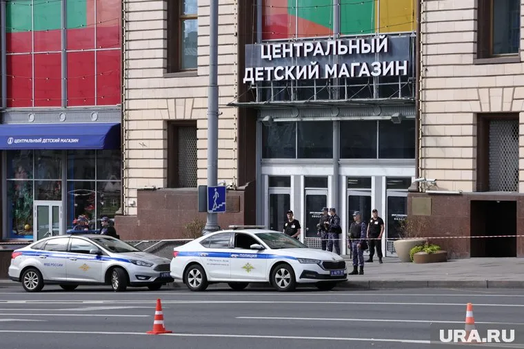 Часть торгового центра, где произошло ЧП, закрыта белым полотном