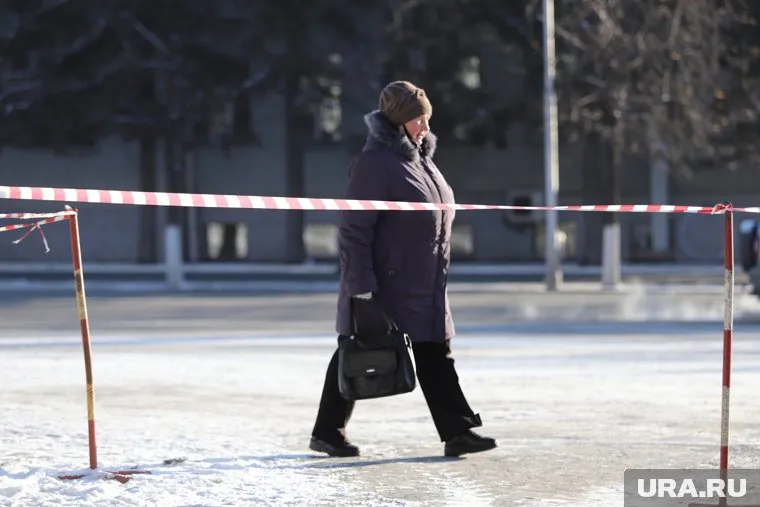 Дорогу от остановки не расчистили от снега (фото из архива)