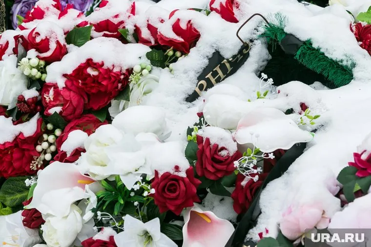 Путин, Медведев и Чубайс возложили цветы на Новодевичьем кладбище