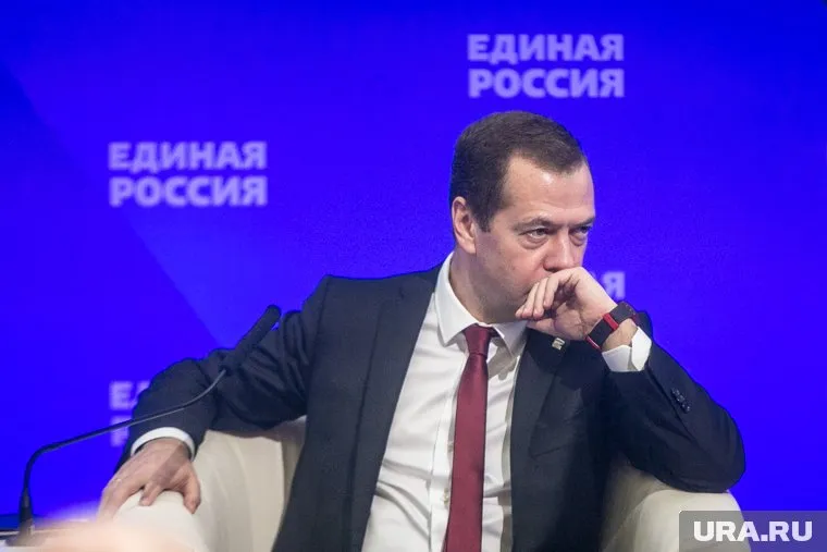 Медведев не будет подтверждать свое отсутствие в рабочем кабинете соответствующими документами