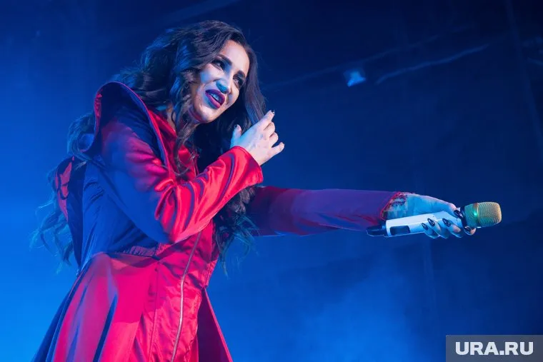 Ольга Бузова была шокирована, что захватчик банка потребовал ее визита