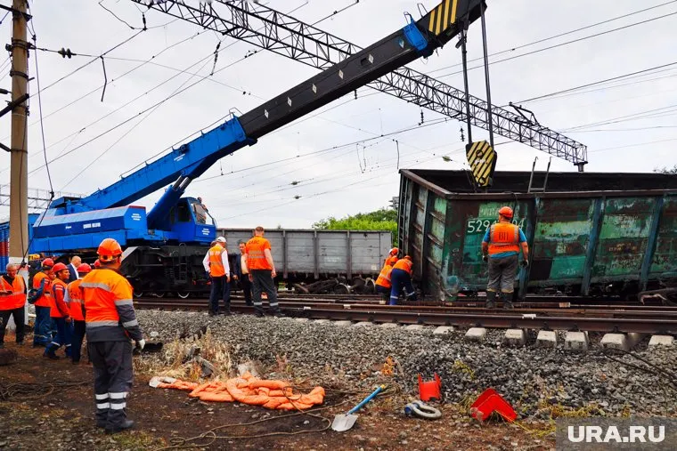 К восстановлению поезда в Курганской области привлекли более 70 человек и два поезда
