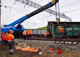 Рабочие начали разбирать сошедшие с рельсов вагоны в Курганской области