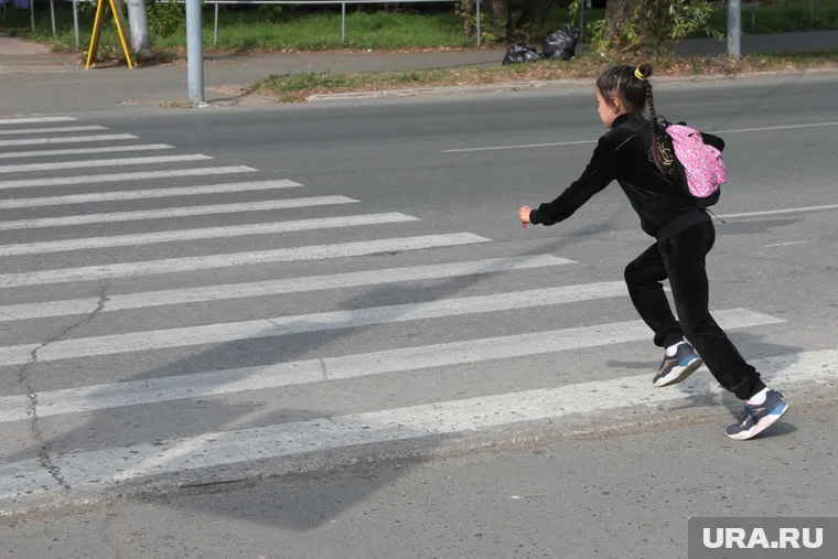 Девочка перебегала дорогу в неположенном месте