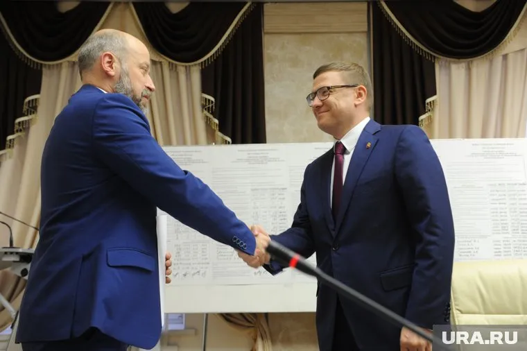 Председатель облизбиркома Сергей Обертас (слева) подравил Алексея Текслера (справа) с победой на выборах