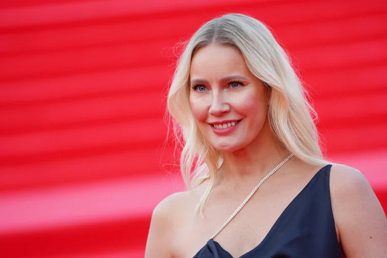 Елена Летучая (в замужестве — Летучая-Анашенкова) — российский тележурналист, телеведущая и телепродюсер