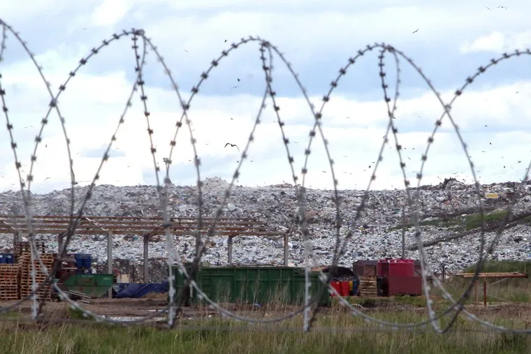 Мусороперерабатывающий завод. Тюмень, мусор, колючая проволока, мусорный полигон
