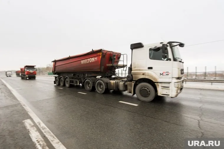 Дорожники обратились к водителям с просьбой сообщать о нарушениях регоператора на трассе
