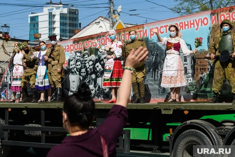 Россиянам заплатят за день, когда они будут смотреть парад Победы