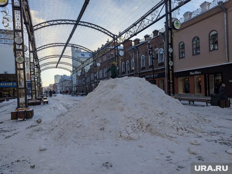 Такие кучи на Вайнера появляются после прохода техники, убирают их лишь спустя время