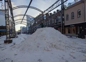 Коммунальщики бросились чистить центр Екатеринбурга, но на Вайнера и Плотинке по-прежнему беда