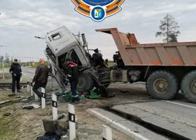 В ХМАО КамАЗ столкнулся с поездом