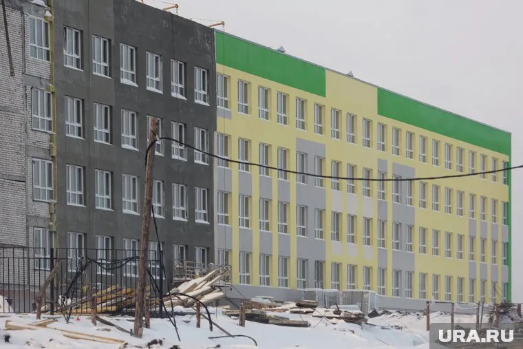 Строители работают ночами, чтобы быстрее доделать школу в Заозерном