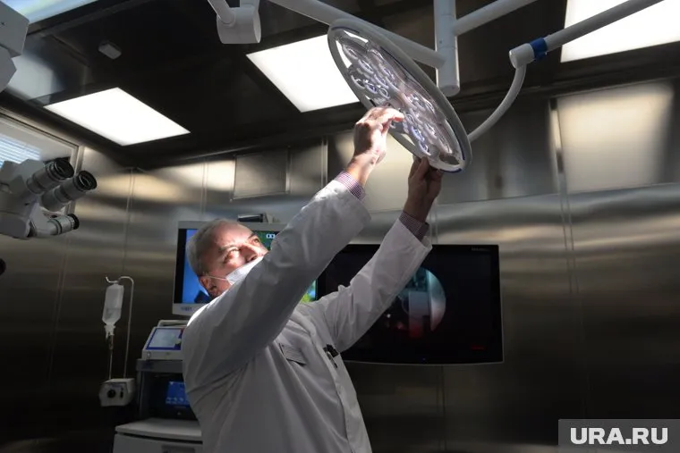 Мужчина спустя 55 лет может видеть двумя глазами