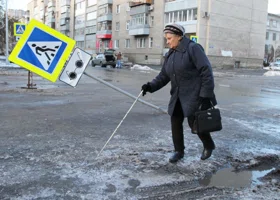 Незаметные ступеньки и самокаты повсюду: инвалиды Кургана пожаловались прокурору на городскую среду