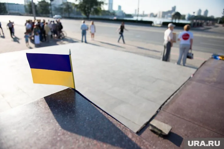 Мужчину оправдали по делу о перекраске шпиля дома в украинский флаг