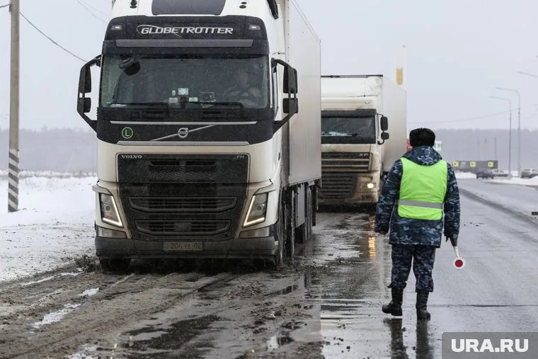 Движение грузовиков временно ограничили