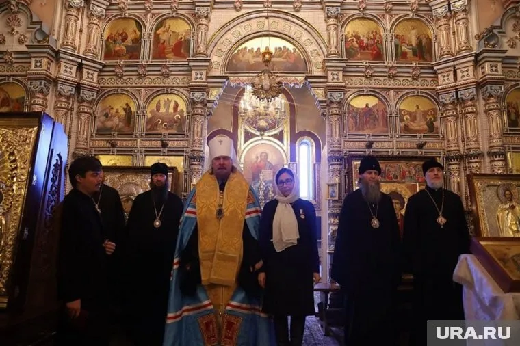 Наталья Котова (в центре) получила медаль за поддержку РПЦ