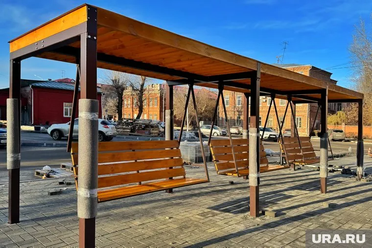 Мэрия внесла правки в контракт и перенесет установку качелей в парк и на Троицкую площадь