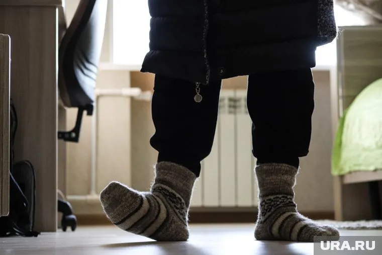 Жители дома вынуждены ходить в верхней одежде, чтобы согреться