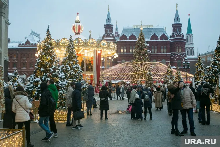 Вопрос сокращения новогодних праздников нужно обсуждать с работниками и работодателями, считают в Минтруде РФ