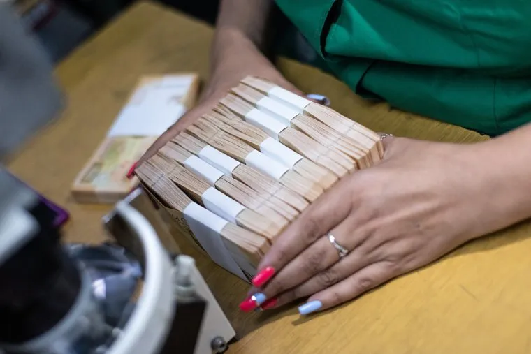 Печать сторублевой купюры на фабрике "Гознак" в Москве. Москва