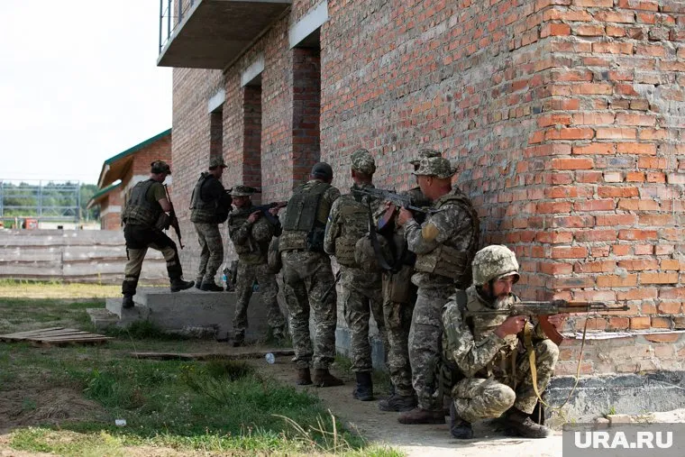 ВСУ не дают гражданским обозначать свои дома пометками, чтобы ВС РФ не били по ним, сообщила беженка