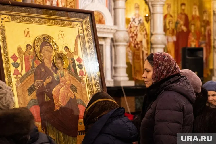 Верующие встречают чудотворную икону Божией Матери «Всецарица»