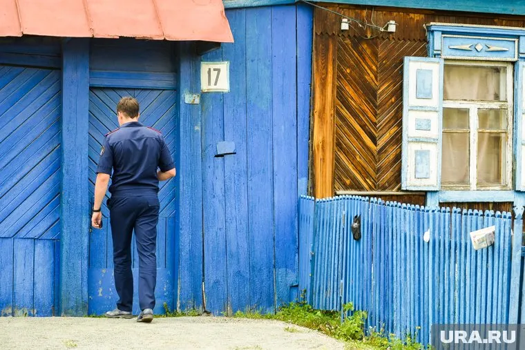 Пока силовики проводят оперативно-следственные мероприятия в доме подозреваемого