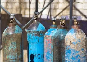 Из горящего цеха в промзоне «Уралмашзавода» вынесли десятки газовых баллонов